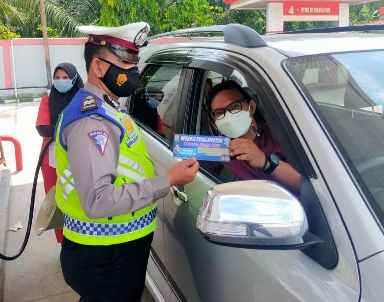 Unit Lantas Polsek Bungaraya Bagikan Masker Gratis